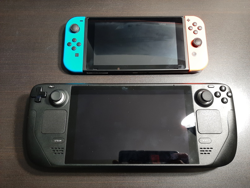 Photo of the Steam Deck next to the Nintendo Switch